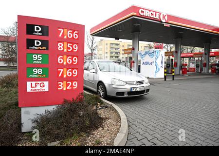 Slubice, Polen. 18. Januar 2023. Nach dem Auftanken wird auf dem Gelände einer Circle Tankstelle ein Auto geparkt. Kredit: Soeren Stache/dpa/Alamy Live News Stockfoto