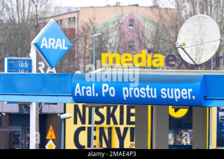 Slubice, Polen. 18. Januar 2023. Über dem Eingang zum Gelände einer Aral-Tankstelle befindet sich die Inschrift „Aral. Po prostu super' (Aral. Einfach super.). Kredit: Soeren Stache/dpa/Alamy Live News Stockfoto