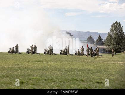 Soldaten der Salute Battery, dem 2. Bataillon, dem 77. Artillerie-Regiment, dem 2. Stryker-Brigade-Kampfteam, der 4. Infanteriedivision und Fort Carson zugeteilt, stehen vor der amerikanischen Flagge, 26. Mai 2022, am Gründerfeld, Fort Carson, Colorado. Die Ivy Week Retreat Ceremony war die letzte von mehreren Veranstaltungen, die zum Abschluss der Woche gefeiert wurden. Stockfoto