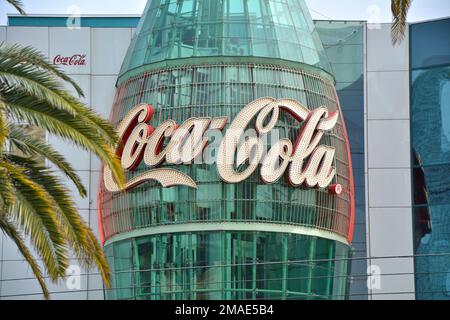 Las Vegas, USA - 20. März 2018 : Coca-Cola-Logo auf dem Las Vegas Boulevard, der berühmten Strip Street in Las Vegas. Coca-Cola-Flasche archite Stockfoto