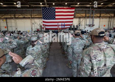 Wolf Pack Airmen salutiert die offizielle Partei der 8. Fighter Wing Change of Command Zeremonie auf dem Luftwaffenstützpunkt Kunsan, Republik Korea, 26. Mai 2022. Bei der Zeremonie zur Änderung des Kommandos wurde der Abgang von Oberst John B. Gallemore, dem 8. FW-Commander, und Oberst Henry R. Jeffress, III, dem 8. FW-Commander, anerkannt. Stockfoto