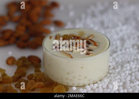 Sabudana Kheer. Ein cremiger, dicker indischer Pudding aus Tapiokapperlen, Kondensmilch, Süßstoff und Kardamomen. Serviert mit Rosinen und Stockfoto