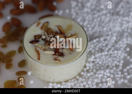 Sabudana Kheer. Ein cremiger, dicker indischer Pudding aus Tapiokapperlen, Kondensmilch, Süßstoff und Kardamomen. Serviert mit Rosinen und Stockfoto