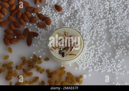 Sabudana Kheer. Ein cremiger, dicker indischer Pudding aus Tapiokapperlen, Kondensmilch, Süßstoff und Kardamomen. Serviert mit Rosinen und Stockfoto