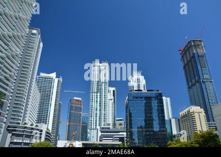 Miami, USA - 19. März 2017: Ein Wahrzeichen von Brickell im Zentrum von Miami. Moderne Wolkenkratzer über dem blauen Himmel. Stockfoto