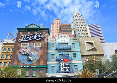 Las Vegas, USA - 21. März 2018 : New York New York New York Hotelmauer am Las Vegas Boulevard, berühmte Strip Street in Las Vegas. Logos berühmter Marken: Stockfoto