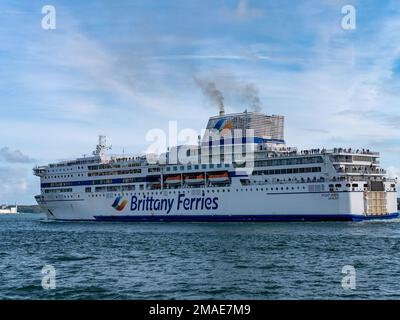 Cobh, Irland, 10. August 2022. Eine große weiße Passagierfähre fährt im Sommer auf dem Meer. Blauer Himmel mit weißen Wolken über einem Schiff. Weiß und sch Stockfoto