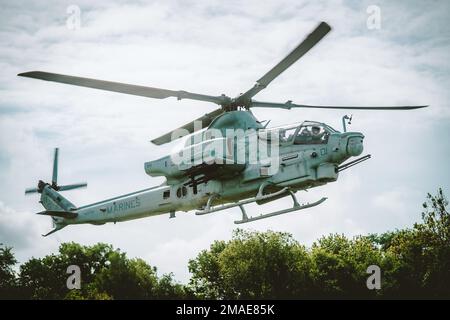 EIN US-AMERIKANISCHER Marine AH-1W Super Cobra Hubschrauber bereitet sich auf die Landung für die Fleet Week New York 2022 im Lincoln Park, New Jersey, 26. Mai 2022 vor. Die Flottenwoche New York findet seit 1984 fast jedes Jahr statt, um die Seeverkehrsdienste des Landes zu feiern und ihre innovativen Fähigkeiten hervorzuheben. Gleichzeitig bietet sie den Bürgern von New York City und der umliegenden Dreistaatenregion die Möglichkeit, Matrosen, Marines und Küstenwachmännern zu begegnen. Stockfoto