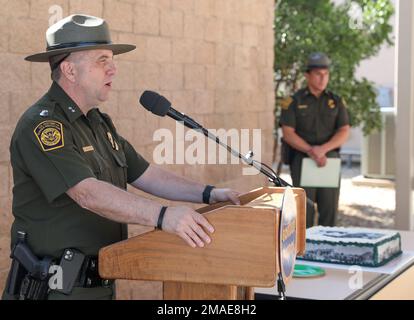 Big Bend Sector Chief Patrol Agent Sean McGoffin spricht auf der 98. Jubiläumsfeier der Border Patrol am 26. Mai 2022 in der Alpine Border Patrol Station. Das 98. Jubiläum ist am 28. Mai, wurde aber schon Tage früher gefeiert, um so viele Mitarbeiter wie möglich einzubeziehen. Big Bend Sector feierte den Jahrestag mit einer vollen Ehrenwache, einem Tortenschneider und ehrenwerten Gästen, darunter auch pensionierte Grenzpatrouillenagenten, die das Sagen hatten. Stockfoto