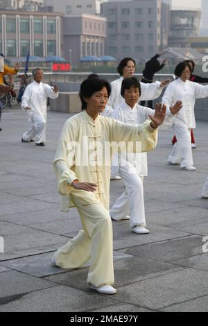 Shanghai, China, der Bund bei Sonnenaufgang, Tai-Chi-Unterricht im Vordergrund. Stockfoto