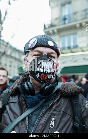 Porträt eines Demonstranten. Der Tag der Mobilisierung gegen die von Premierminister Elisabeth vorgelegte Rentenreform fand im Januar 10 statt. Acht große Gewerkschaften (CFDT, CGT, FO, CFE-CGC, CFTC, UNSA, Solidaires, FSU) sind am 19. Januar 2022 in Paris anwesend. Foto: Christophe Michel/ABACAPRESS.COM Stockfoto