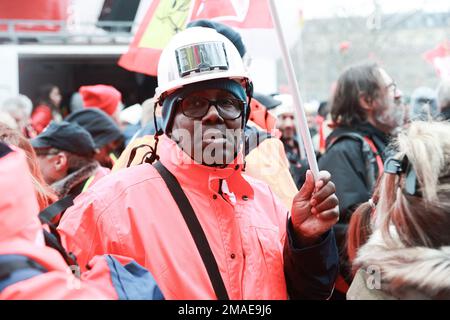 Porträt eines Demonstranten. Der Tag der Mobilisierung gegen die von Premierminister Elisabeth vorgelegte Rentenreform fand im Januar 10 statt. Acht große Gewerkschaften (CFDT, CGT, FO, CFE-CGC, CFTC, UNSA, Solidaires, FSU) sind am 19. Januar 2022 in Paris anwesend. Foto: Christophe Michel/ABACAPRESS.COM Stockfoto