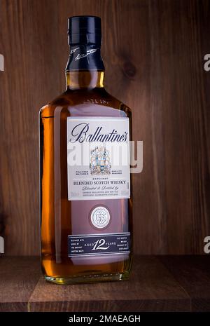 CHISINAU, MOLDAWIEN - 05. Februar 2016: Ballantine's ist der weltweit zweithöchste Scotch Whisky, der von Pernod Ricard in Dumbarton, Scotla, hergestellt wird Stockfoto