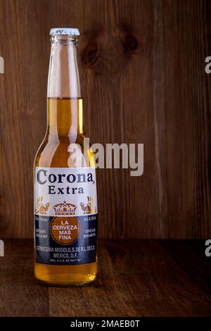 CHISINAU, MOLDAU - 05. Februar 2016: Corona Extra Beer. Gebraut von Cerveceria Modelo, Mexiko. Stockfoto