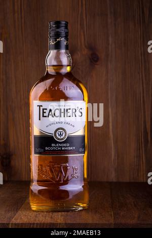 CHISINAU, MOLDAWIEN - 05. FEBRUAR 2016: Teachers Highland Cream Scotch Whisky Bottle Macro Isolated on White. Teacher's Highland Cream ist eine Marke von B. Stockfoto