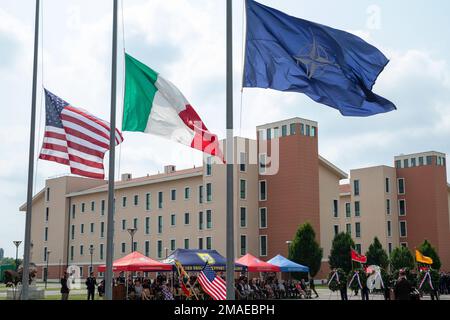 Von links nach rechts werden die US-amerikanischen, italienischen und NATO-Flaggen auf der Caserma Del DIN während der Gedenkfeier am 26. Mai 2022 ausgestellt. USA Fallschirmjäger der 173. Luftwaffenbrigade hielten die Zeremonie zu Ehren der gefallenen Helden ab, die während der gesamten Geschichte der Brigade das ultimative Opfer für die Verteidigung unserer Nation gebracht haben. Die 173. Brigade ist die USA Die Krisenreaktionstruppe der Armee in Europa, die rasch verlegbare Truppen in die Zuständigkeitsbereiche der Vereinigten Staaten in Europa, Afrika und Zentralkommando entsendet. Forward wurde in Italien und Deutschland eingesetzt, die Brigade ist unterwegs Stockfoto