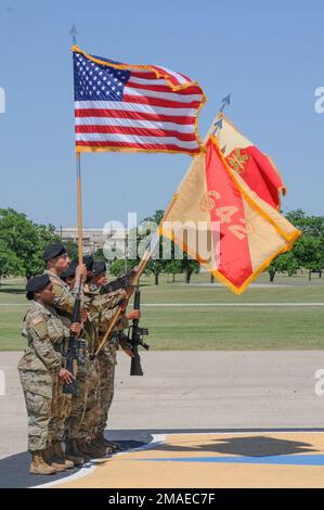 USA Soldaten der 642. Regional Support Group präsentieren die Farben während der Zeremonie zum Kommandowechsel am 26. Mai 2022 in Fort Hood, Texas. Oberst Christian M. Neary übernahm die Reserve-Einheit vom scheidenden Oberst Robert J. Coker. Die 642. Regionale Unterstützungsgruppe erfüllt derzeit die Aufgaben der Mobilisierungsunterstützungsbrigade, die die Mobilisierung und Demobilisierung der Armee-Reserve und der Nationalgarde aus dem ganzen Land unterstützt. Generalmajor Susan Henderson, kommandierender General des 377. Kommandos für Theaterunterstützung, beaufsichtigte die Zeremonie. Stockfoto