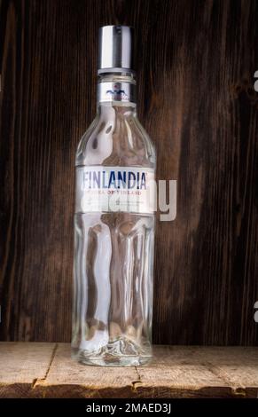 Chisinau, Moldawien 16. November 2016: Flasche auf Holzuntergrund, die in 135 Ländern vertrieben wird Finlandia ist eine Marke finnischen Wodkas, die sich im Besitz der Brown befindet Stockfoto