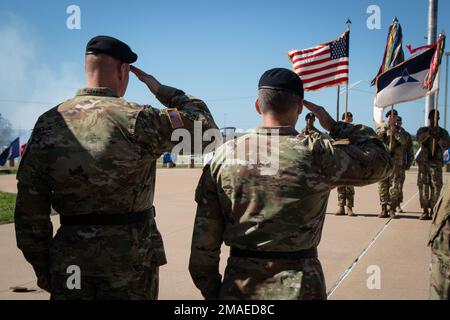 Generalleutnant Robert Pat White, General des III. Panzerkorps und Brigadegeneral. General Christopher Beck, eingehender Stellvertretender General des Manövers, salutiert vor dem Hauptquartier des III. Panzerkorps in Fort Hood, Texas, 26. Mai 2022. Stockfoto