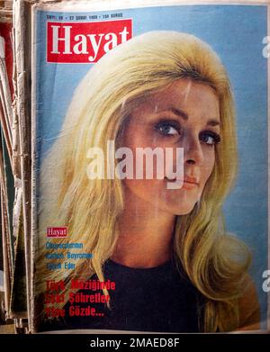Hayat, türkisches Magazin, Titelseite 1969 mit Sharon Tate. Ein Stapel alter türkischer Lifestyle-Kulturzeitschriften Stockfoto