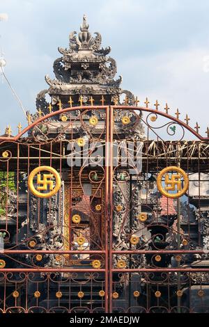 Swastika (Glückssymbol im Hinduismus), Pura Segara Hindu-Tempel, Lovina, Buleleng Regency, Bali, Indonesien, Asien Stockfoto