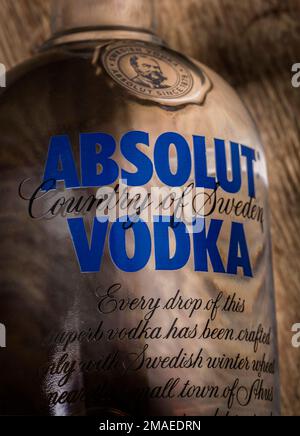 Chisinau, Moldawien 16. November 2016: Absoluter Wodka ist eine Wodka-Marke, die in der Nähe von Ahus in Schweden hergestellt wird. Es gehört der französischen Gruppe Pernod Ricard und ist eine von ihnen Stockfoto