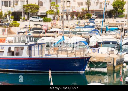 LA HERRADURA, SPANIEN - 17. MAI 2022 der Hafen Marina del Este, in einer sehr schönen natürlichen und privilegierten Lage zwischen den Bergen und dem Meer, ser Stockfoto