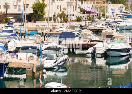 LA HERRADURA, SPANIEN - 17. MAI 2022 der Hafen Marina del Este, in einer sehr schönen natürlichen und privilegierten Lage zwischen den Bergen und dem Meer, ser Stockfoto