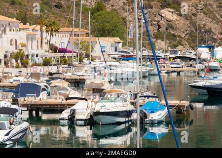 LA HERRADURA, SPANIEN - 17. MAI 2022 der Hafen Marina del Este, in einer sehr schönen natürlichen und privilegierten Lage zwischen den Bergen und dem Meer, ser Stockfoto