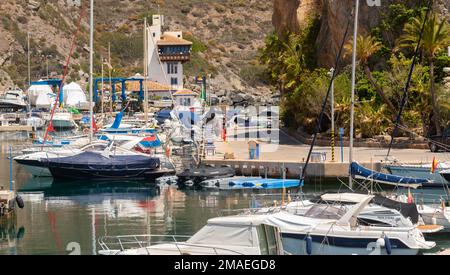 LA HERRADURA, SPANIEN - 17. MAI 2022 der Hafen Marina del Este, in einer sehr schönen natürlichen und privilegierten Lage zwischen den Bergen und dem Meer, ser Stockfoto