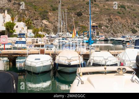 LA HERRADURA, SPANIEN - 17. MAI 2022 der Hafen Marina del Este, in einer sehr schönen natürlichen und privilegierten Lage zwischen den Bergen und dem Meer, ser Stockfoto