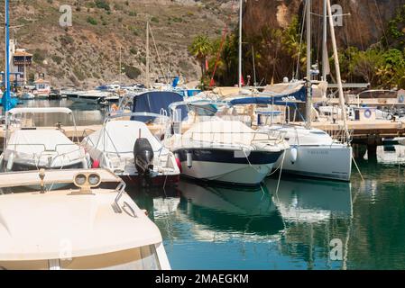 LA HERRADURA, SPANIEN - 17. MAI 2022 der Hafen Marina del Este, in einer sehr schönen natürlichen und privilegierten Lage zwischen den Bergen und dem Meer, ser Stockfoto