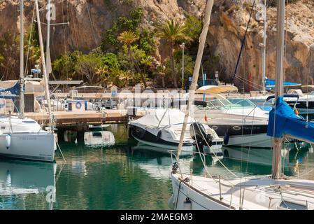 LA HERRADURA, SPANIEN - 17. MAI 2022 der Hafen Marina del Este, in einer sehr schönen natürlichen und privilegierten Lage zwischen den Bergen und dem Meer, ser Stockfoto