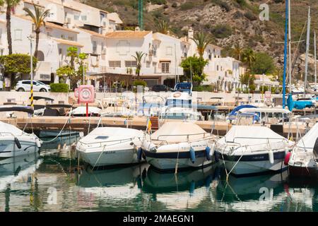 LA HERRADURA, SPANIEN - 17. MAI 2022 der Hafen Marina del Este, in einer sehr schönen natürlichen und privilegierten Lage zwischen den Bergen und dem Meer, ser Stockfoto