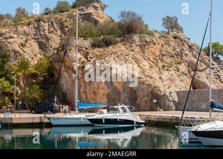 LA HERRADURA, SPANIEN - 17. MAI 2022 der Hafen Marina del Este, in einer sehr schönen natürlichen und privilegierten Lage zwischen den Bergen und dem Meer, ser Stockfoto