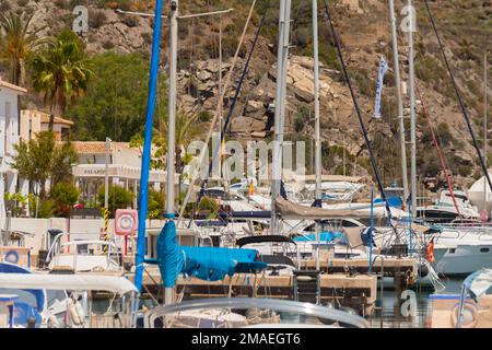 LA HERRADURA, SPANIEN - 17. MAI 2022 der Hafen Marina del Este, in einer sehr schönen natürlichen und privilegierten Lage zwischen den Bergen und dem Meer, ser Stockfoto