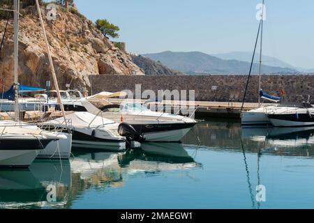 LA HERRADURA, SPANIEN - 17. MAI 2022 der Hafen Marina del Este, in einer sehr schönen natürlichen und privilegierten Lage zwischen den Bergen und dem Meer, ser Stockfoto