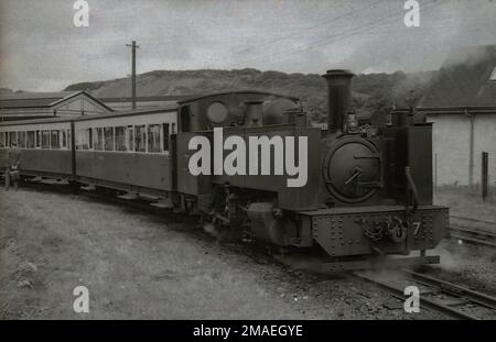 Vale of Rheidol Railway Lokomotive Nr. 7 „Rheidol“ an der Spitze eines Zuges, der Aberystwyth in den 1930er Jahren verlässt Stockfoto