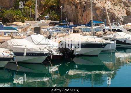 LA HERRADURA, SPANIEN - 17. MAI 2022 der Hafen Marina del Este, in einer sehr schönen natürlichen und privilegierten Lage zwischen den Bergen und dem Meer, ser Stockfoto