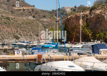 LA HERRADURA, SPANIEN - 17. MAI 2022 der Hafen Marina del Este, in einer sehr schönen natürlichen und privilegierten Lage zwischen den Bergen und dem Meer, ser Stockfoto