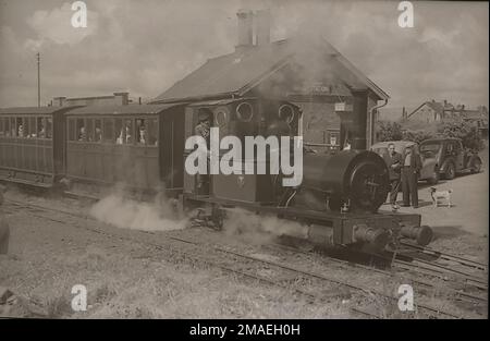 Talyllyn Railway Lokomotive Nr. 2 Dolgoch in einem Zug am Wharf Station Towyn mit Jim Maxwell Stockfoto