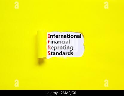 IFRS-Symbol. Konzeptbegriffe IFRS International Financial Reporting Standards auf einem Whitepaper auf schönem gelben Hintergrund. Internationale IFRS für Unternehmen Stockfoto