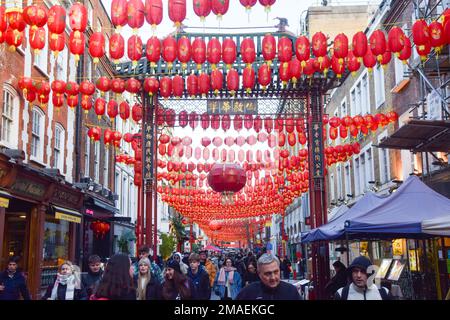 London, Großbritannien. 19. Januar 2023 Gerrard Street in Chinatown vor dem chinesischen Neujahr, dem Jahr des Hasen. Kredit: Vuk Valcic/Alamy Live News Stockfoto