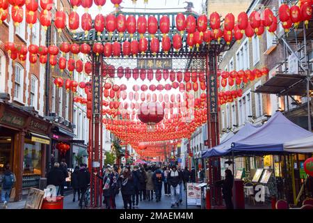 London, Großbritannien. 19. Januar 2023 Gerrard Street in Chinatown vor dem chinesischen Neujahr, dem Jahr des Hasen. Kredit: Vuk Valcic/Alamy Live News Stockfoto