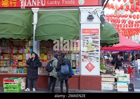 London, Vereinigtes Königreich, 19. Januar 2023: In Chinatown nehmen die Geschäfte Lieferungen vor dem chinesischen Neujahrsfest entgegen, und die Straßen sind voller Einheimischer und Touristen. Das chinesische Jahr des Hasen beginnt am Sonntag, dem 22. Januar. Anna Watson/Alamy Live News Stockfoto