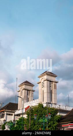 Yogyakarta, Indonesien - 14. Januar 2023: Das Äußere des Porträtfotos eines alten Doppelhauses, ein historisches Gebäude auf dem Kilometer 0 von Yogyakarta in der Nähe von Malio Stockfoto