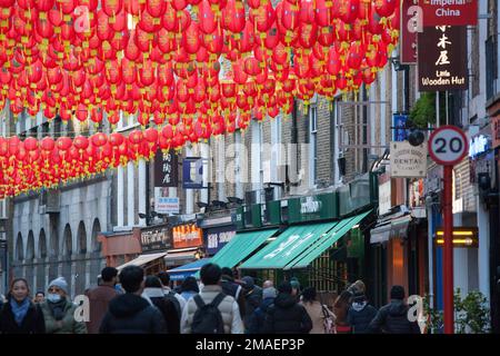 London, Vereinigtes Königreich, 19. Januar 2023: Vor dem chinesischen Neujahrsfest sind die Straßen von Chinatown voller Einheimischer und Touristen. Das chinesische Jahr des Hasen beginnt am Sonntag, dem 22. Januar. Anna Watson/Alamy Live News Stockfoto