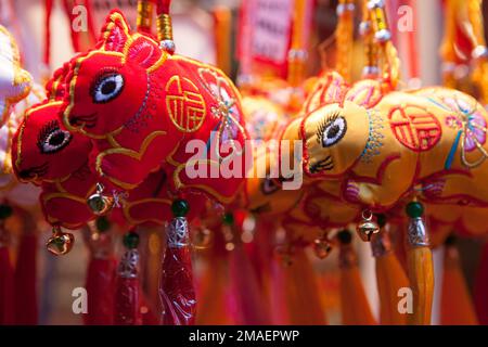 London, Vereinigtes Königreich, 19. Januar 2023: Souvenirs von Lucky Rabbit zum Verkauf in Chinatown. Das chinesische Jahr des Hasen beginnt am Sonntag, dem 22. Januar. Anna Watson/Alamy Live News Stockfoto
