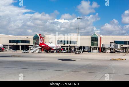 PALMA DE MALLORCA, BALEAREN, SPANIEN - 11. MAI 2016: Abflug vom Flughafen Tarmac in Palma de Mallorca, Balearen, Spanien am 11. Mai 2016 Stockfoto