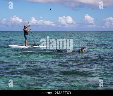 USA Army Staff Sgt. Jackson Fagan vom Utah Army National Guard Recruiting and Retention Bataillon schwimmt fast 3 Meilen zur Hauptinsel als Teil des mysteriösen Ereignisses während der Region VII Best Warrior Competition auf der Insel Guam, 26. Mai 2022. In diesem jährlichen Wettbewerb waren die besten Offiziere und Soldaten aus acht verschiedenen Staaten und Territorien vertreten, darunter Arizona, Kalifornien, Colorado, Guam, Hawaii, Nevada, New Mexico und Utah. Im Rahmen des Wettbewerbs wurden die Fähigkeiten und Kenntnisse der Wettbewerber getestet und bis an ihre Grenzen gedrängt, wobei jeder Teilnehmer in Schlüsselbereichen wie diesem eingestuft wurde Stockfoto